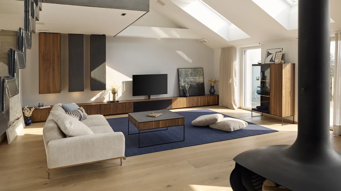 filigno Wohnwand, Vitrine und Couchtisch in Nussbaum und Keramik filigno Wohnwand, Vitrine und Couchtisch in Nussbaum und Keramik Basalt Black in modernem Wohnzimmer