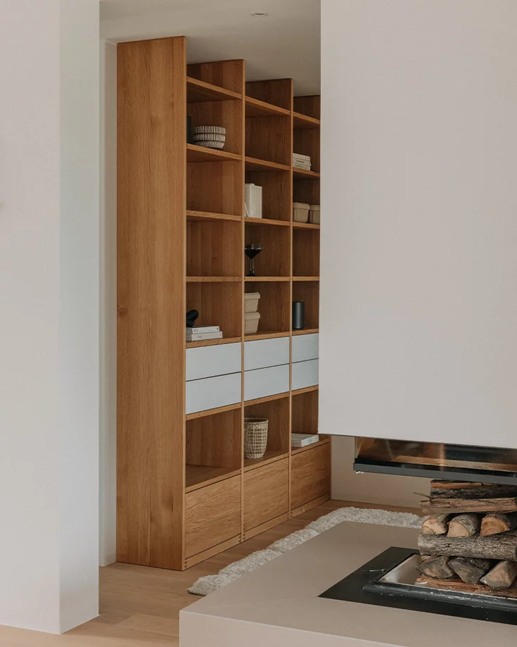 Regalsystem cubus in Eiche mit Laden und Klappen Regalsystem cubus in Vollholz Eiche mit Glasladen in weiß matt und Holzklappen