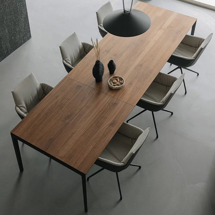 Ausziehtisch massiv mit Metallgestell und passenden lui léger Stühlen ausziehbarer Esstisch tak aus Massivholz Nussbaum mit Metallgestell in schwarz matt und der lui léger Stuhlgruppe