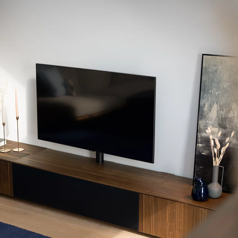 filigno Wohnwand aus Nussbaum mit Klappe, Detailbild filigno Wohnwand aus Nussbaum mit Keramikklappe in basalt black, Detailbild