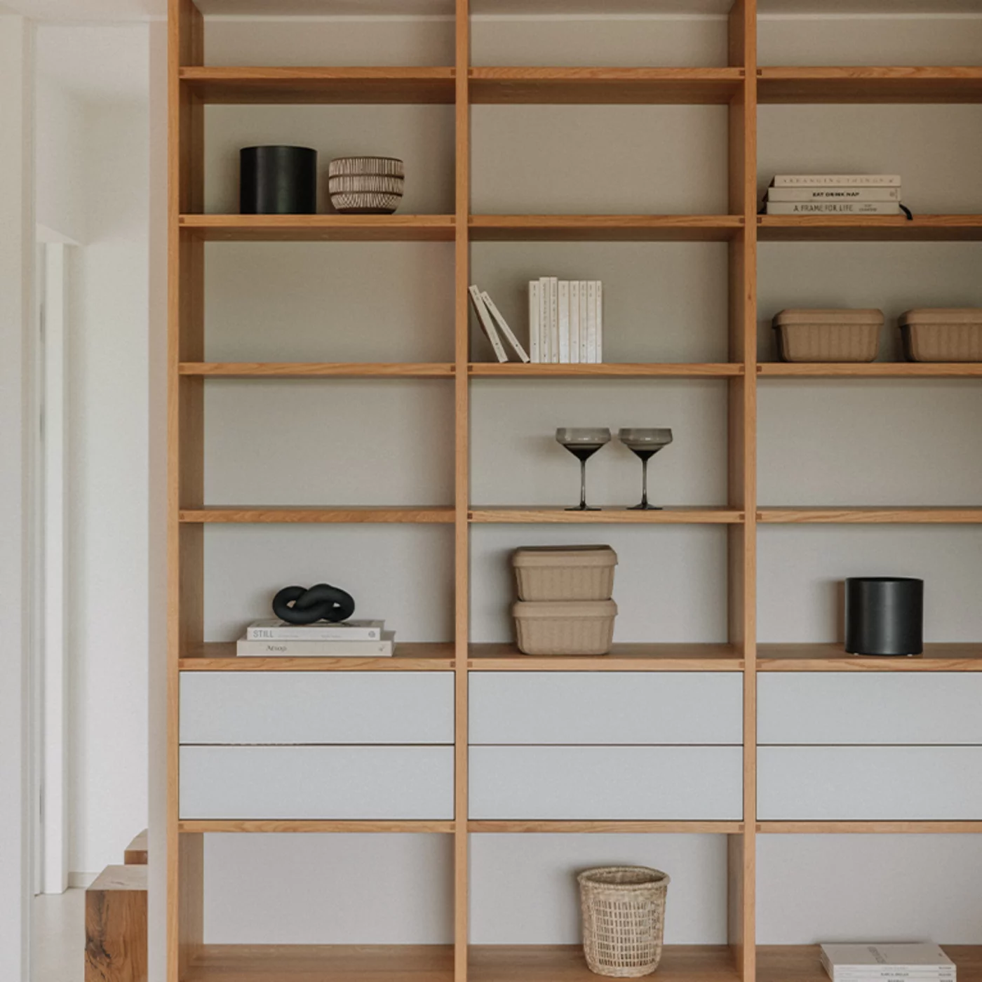 cubus Regal in Eiche mit Schubladen modernes cubus Regal in Eiche massiv mit Glasschubladen in weiß matt und Touchbeschlag