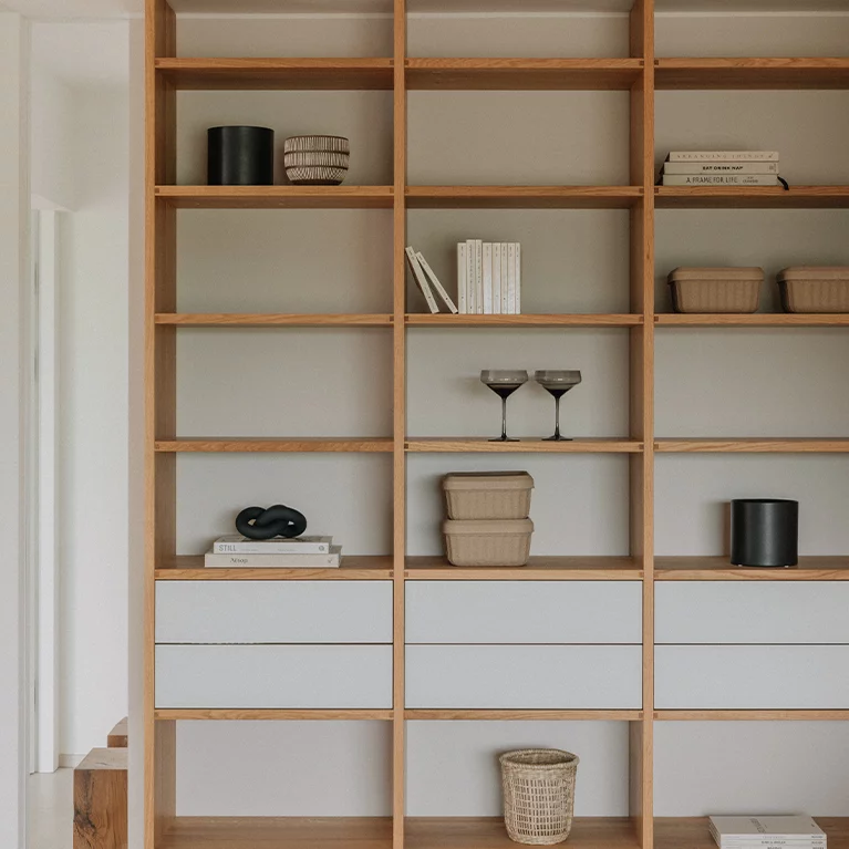 cubus Regal in Eiche mit Schubladen modernes cubus Regal in Eiche massiv mit Glasschubladen in weiß matt und Touchbeschlag