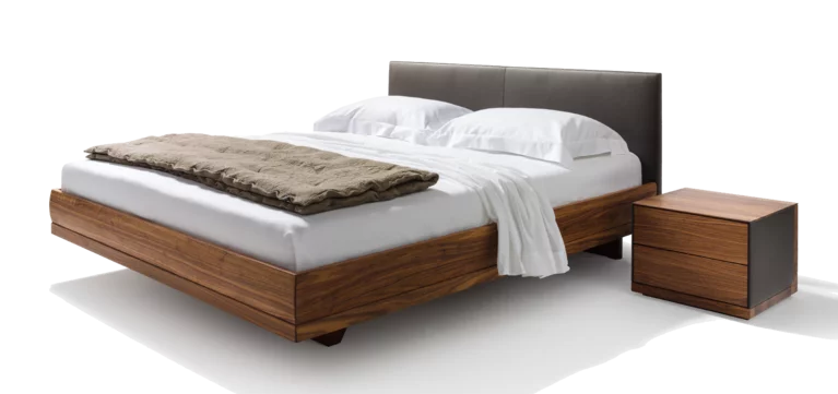 Naturholzbett mit Lederhaupt passend mit dem riletto Nachttisch riletto Bett in Nussbaum mit Lederhaupt zusammen mit dem riletto Nachtkästchen