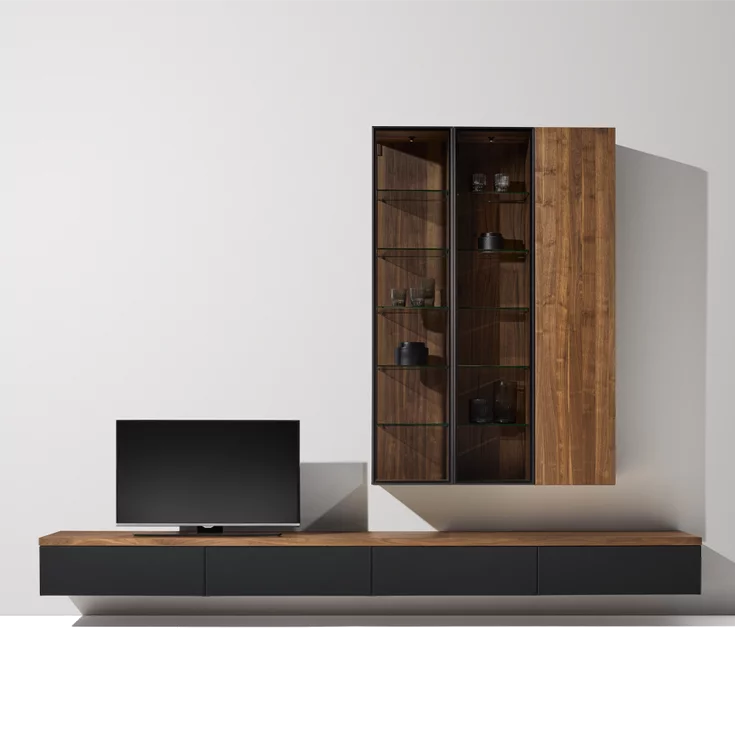 TV Schrank aus Holz Nussbaum, schwarzen Glas und Rauchglas dunkle Wohnwand aus Echtholz Nussbaum kombiniert mit schwarzem Farbglas und Rauchglas in schwarzem Alurahmen