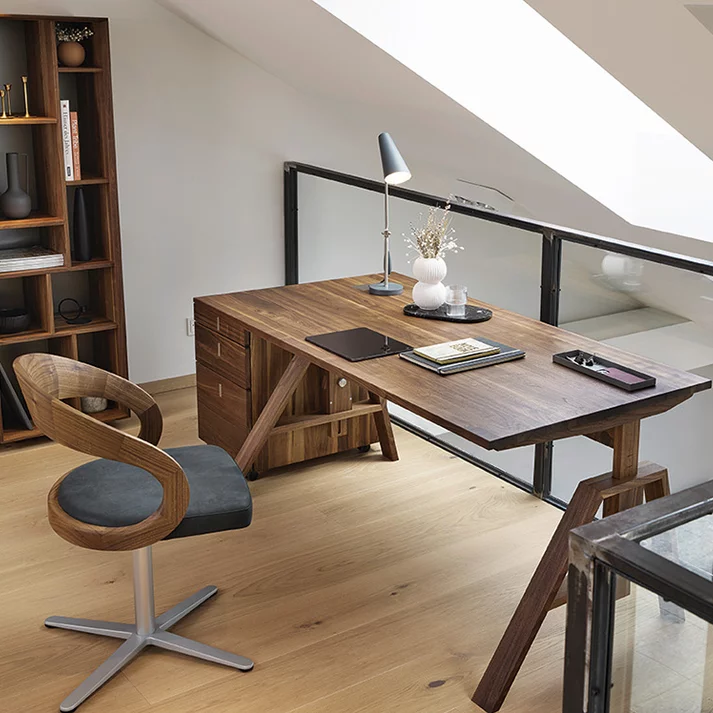 Schreibtisch in Nussbaum mit Container und Stuhl eleganter atelier Schreibtisch mit girado Stuhl und cubus Container in Nussbaum