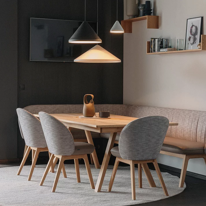 Eckbank flor aus Stoff und Leder grau mit Stühlen und Esstisch taso in Eiche Weißöl und U-Borden