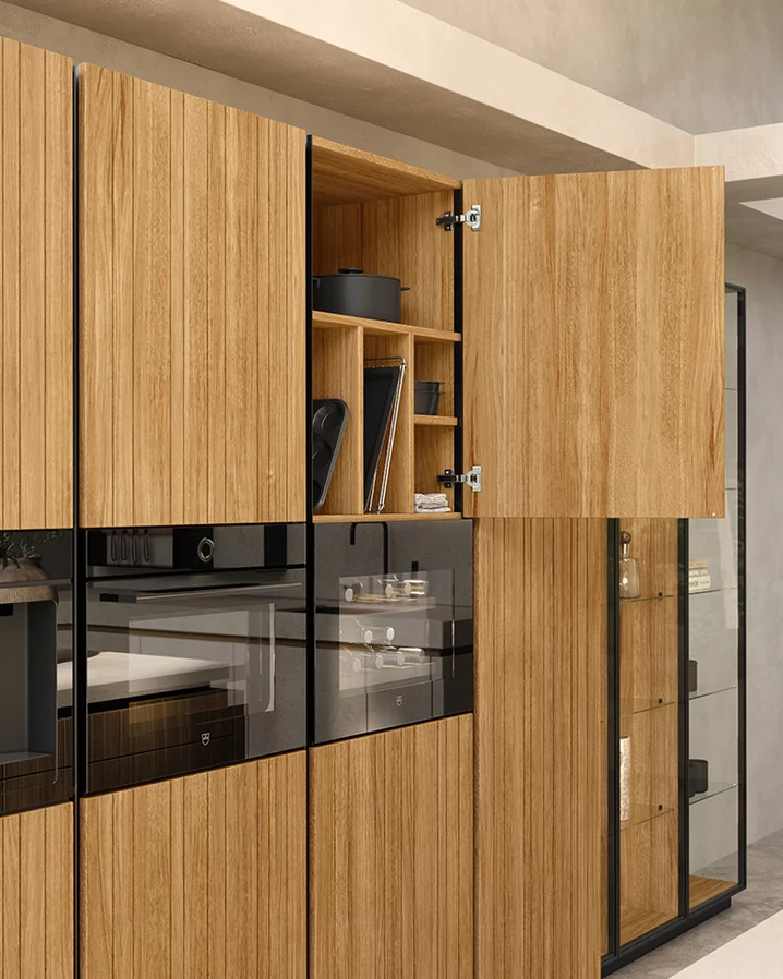 Interior of a solid wood kitchen wall unit Sophisticated interior of a wall unit of the echt.zeit evo solid wood kitchen in natural oiled oak