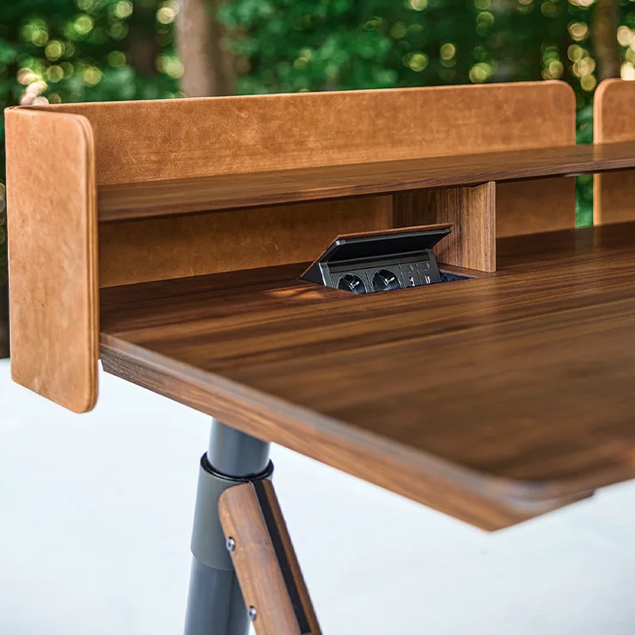 Schreibtisch aus Massivholz mit Steckdosen Schreibtisch pisa in Nussbaum massiv mit integrierten Steckdosen