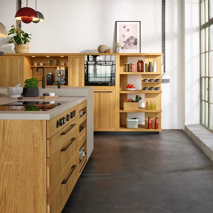 echt.zeit Küche in Eiche mit Arbeitsplatte in Keramik phedra und integriertem Regal
