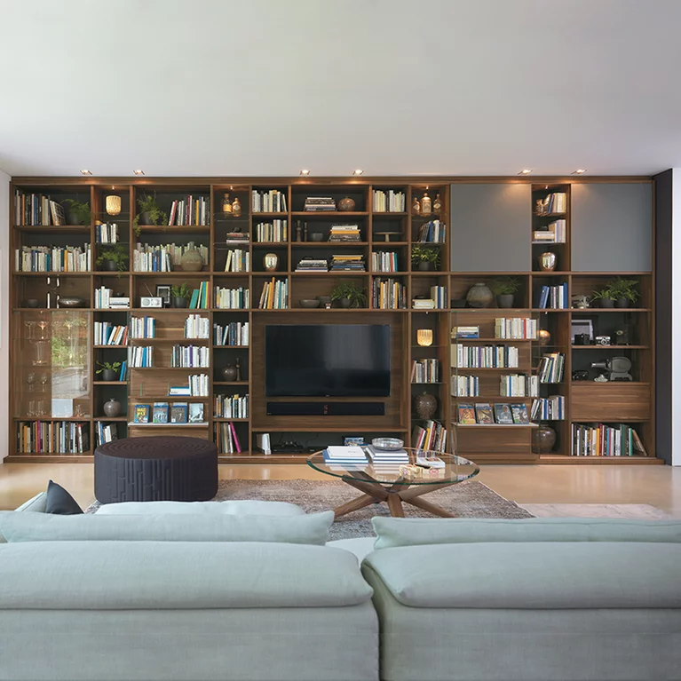 cubus Regalsystem mit Glastüren und stern Couchtisch aus Nussbaum massiv cubus Regalsystem mit Glastüren im Wohnzimmer mit dem stern Couchtisch aus Nussbaum massiv