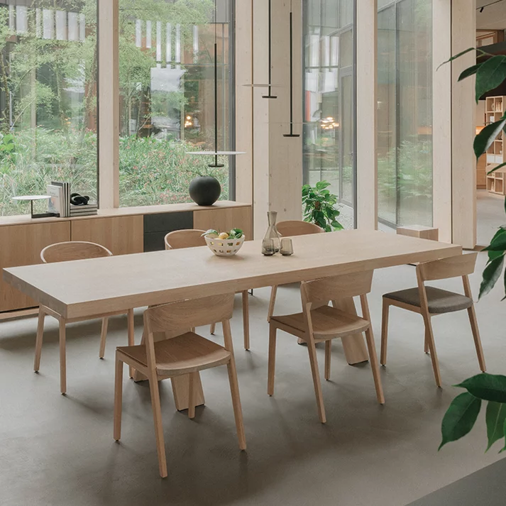 filigno Sideboard mit Holztüren, Keramikschubladen und Metallkufen mit tema Esstisch und mylon Stühlen in Eiche Weißöl