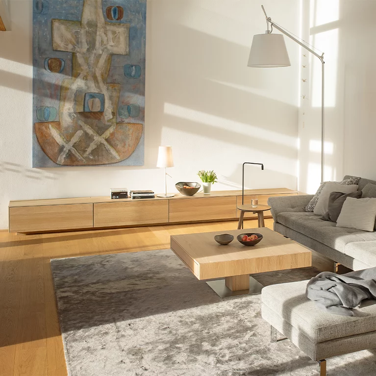 Wohnwand filigno und Couchtisch lift in Holz Eiche Weißöl modernes Wohnzimmer mit Wohnwand filigno und Couchtisch lift in Holz Eiche Weißöl