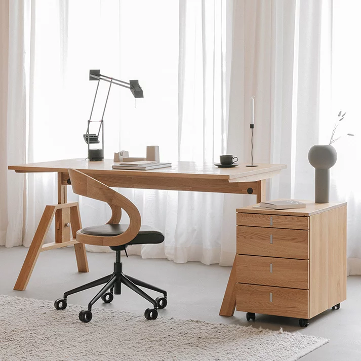 Schreibtisch in Eiche mit Rollcontainer und Bürodrehstuhl eleganter atelier Schreibtisch mit girado Bürodrehstuhl und cubus Rollcontainer in Eiche