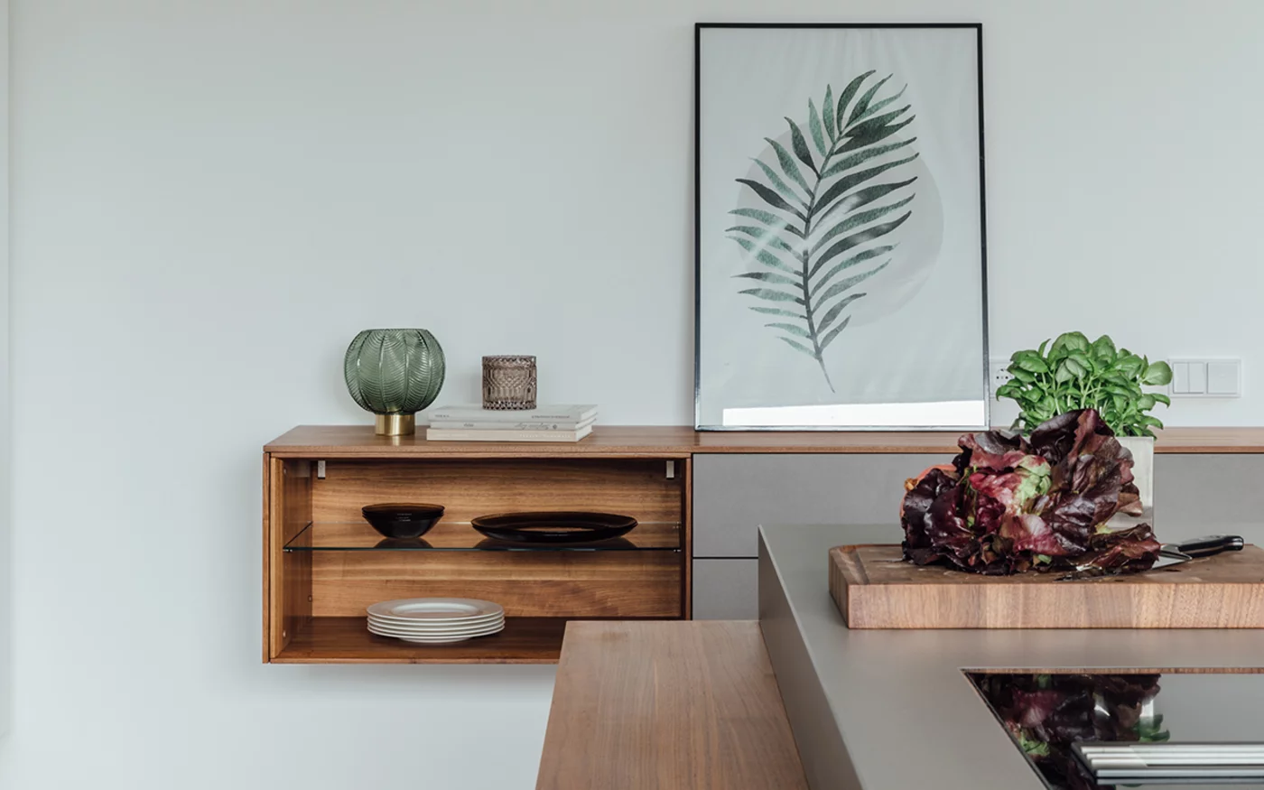 filigno Anrichte in Nussbaum und Keramikfront schwebende filigno Anrichte in Nussbaum massiv und Keramikfront