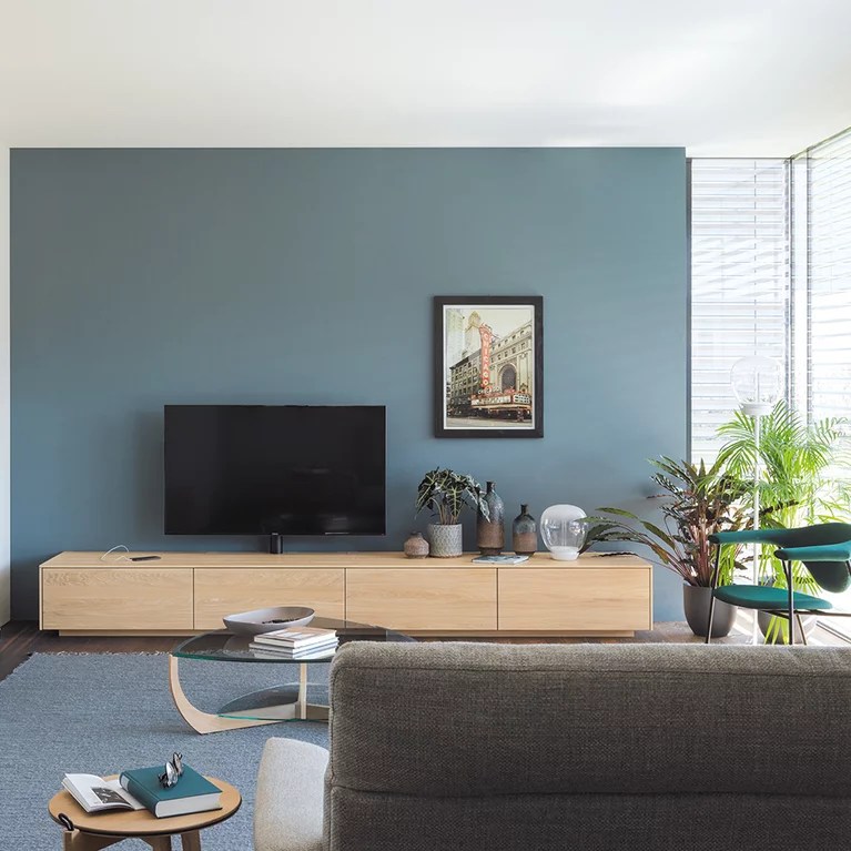 filigno Wohnwand und juwel Couchtisch in Echtholz Eiche Weißöl moderne filigno Wohnwand für Fernseher und edler juwel Couchtisch in Eiche Weißöl