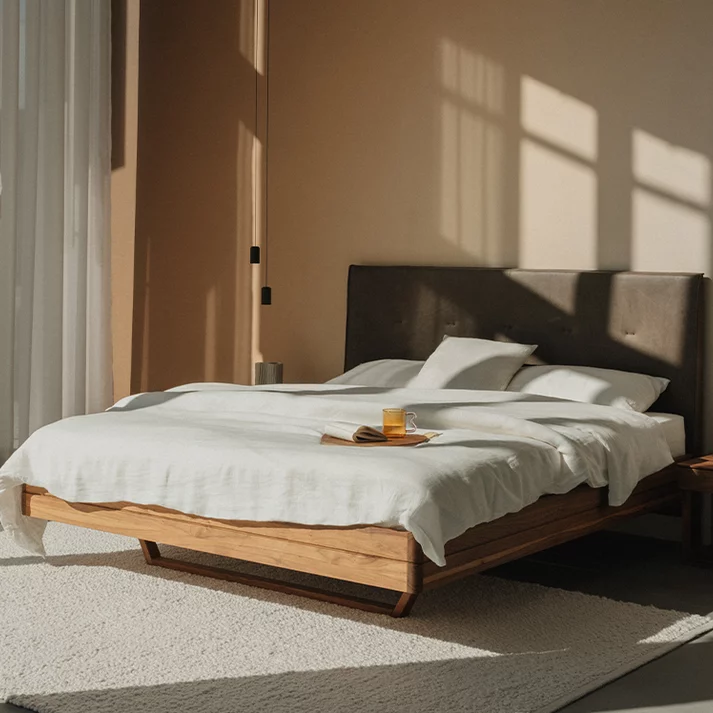 Holzbett float mit Lederkopfhaupt und float Nachtkästchen mit Holzgestell in Nussbaum