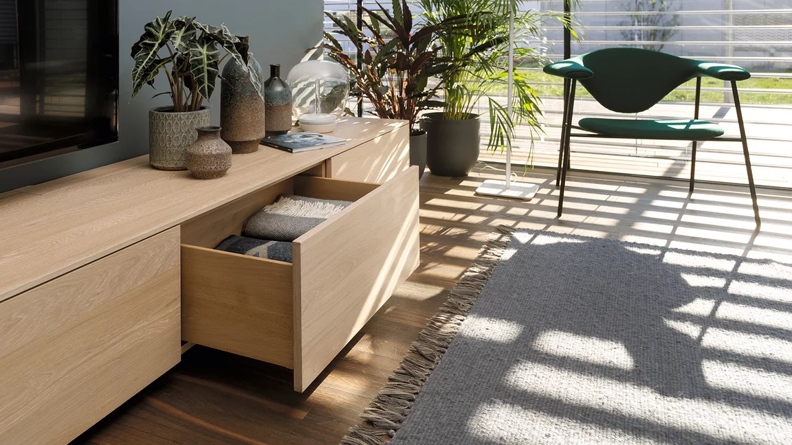 filigno Wohnwand Eiche Weißöl mit Lade, Detailbild filigno Wohnwand aus Vollholz Eiche Weißöl mit Lade, Detailbild