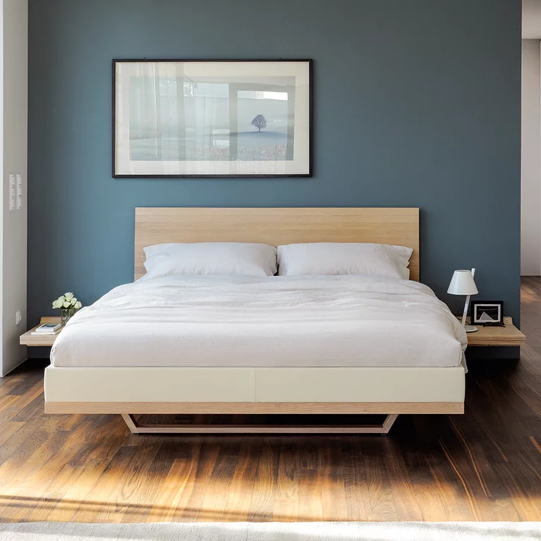 Kommode aus Massivholz, Frontalansicht riletto Kommode in Nussbaum massiv mit Lederseitenteil, Frontalansicht