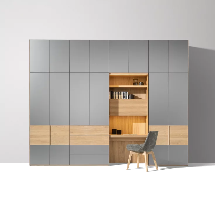 eleganter Drehtürenschrank aus Holz mit Farbglasfronten und lui plus Stuhl eleganter Drehtürenschrank valore in Eiche Weißöl mit Farbglasfronten und dem lui plus Stuhl