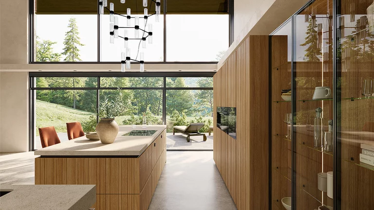 Moderne Massivholz Designküche echt.zeit evo in Eiche Naturöl mit umlaufender Griffmulde und Klarglasvitrinen