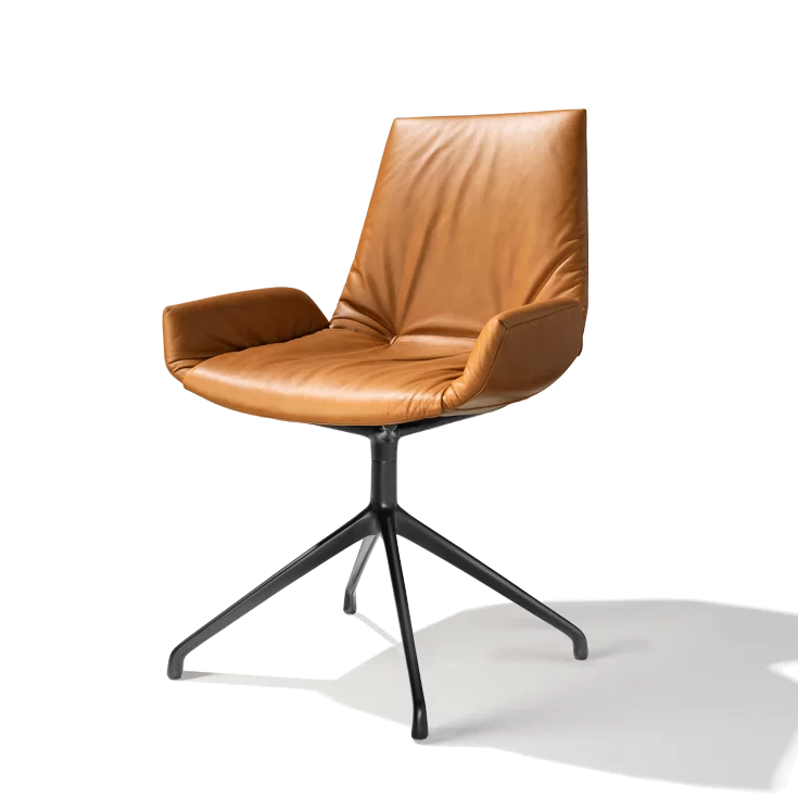 chaise rembourrée avec coque en cuir et piètement pivotant chaise rembourrée en cuir lui plus avec accoudoirs bas et piètement pivotant en noir mat