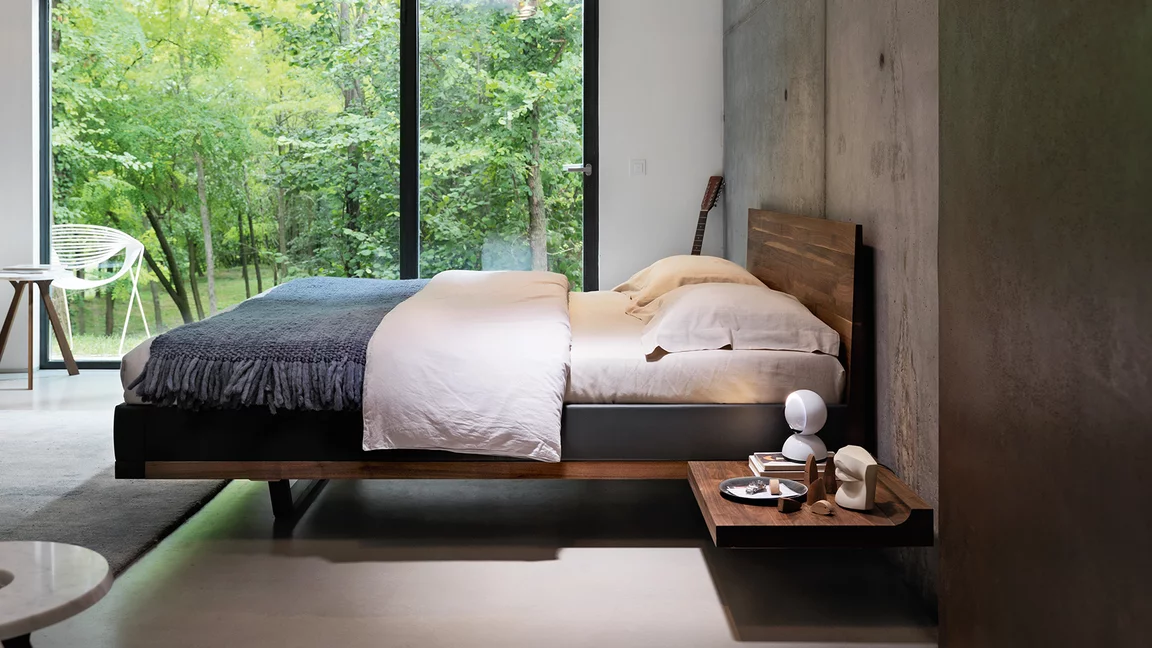 zeitlose Kommode aus Vollholz mit Lederseitenteil zeitlose riletto Kommode in Nussbaum Vollholz mit Lederseitenteil