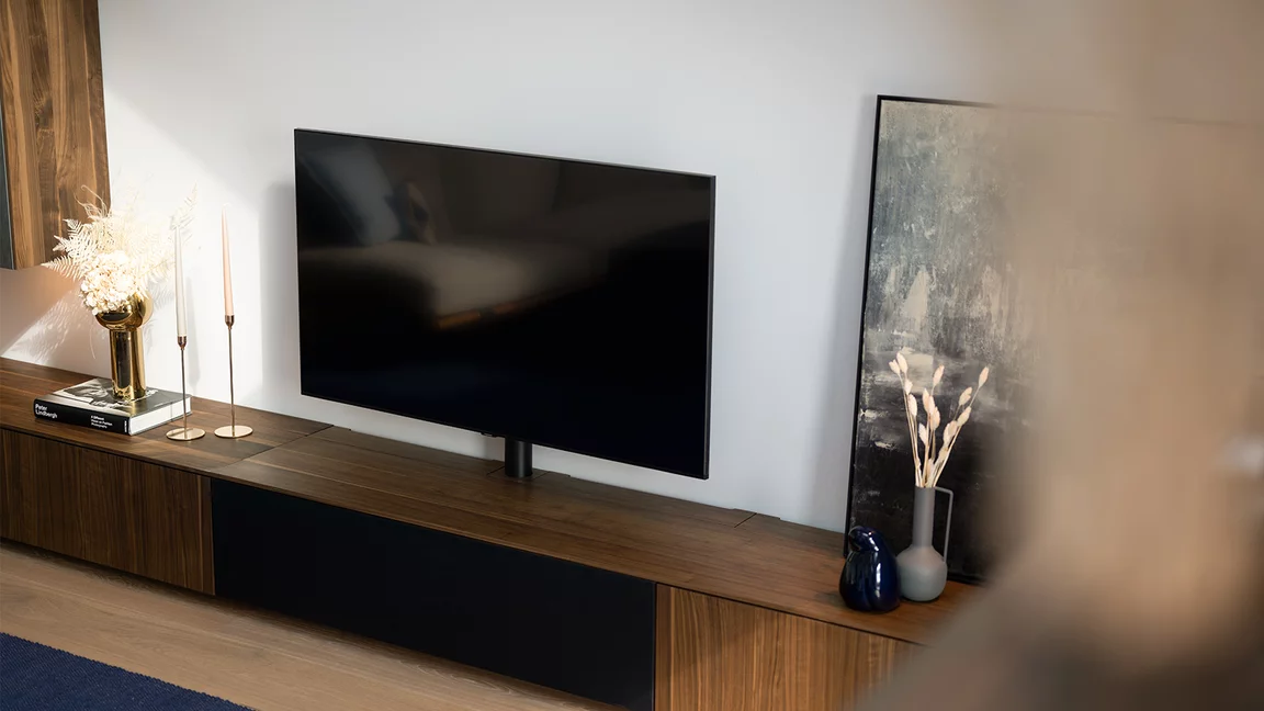 filigno Wohnwand aus Holz Nussbaum und Keramik Basalt Black, Detailbild filigno Wohnwand mit Fernseher aus Massivholz Nussbaum und Keramik Basalt Black, Detailbild