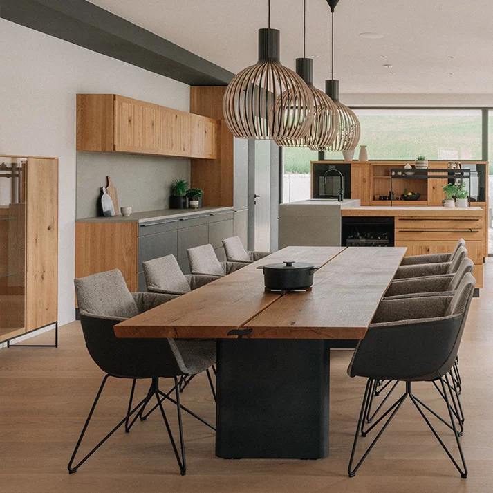 echt.zeit Massivholztisch in Eiche urig gebürstet mit grand lui Esszimmerstühlen