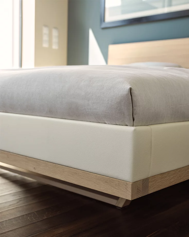 Naturholzbett massiv mit Lederbettseiten, Detailansicht riletto Naturholzbett in Eiche Weißöl mit Lederbettseiten, Detailansicht