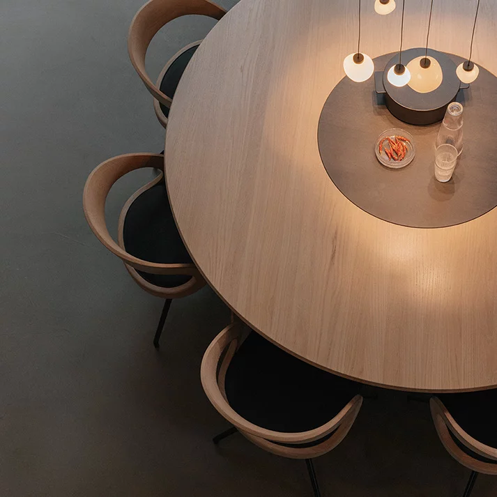 runder Esstisch aus Massivholz mit bequemen girado Stühlen Esstisch miró rund aus Massivholz in der Holzart Eiche Weißöl mit integriertem Drehteller und bequemen girado Stühlen