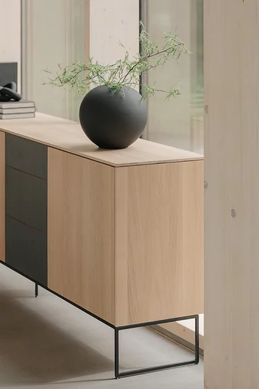 elliot lounge chair come sedia imbottita con tessuto Nimbus e noce