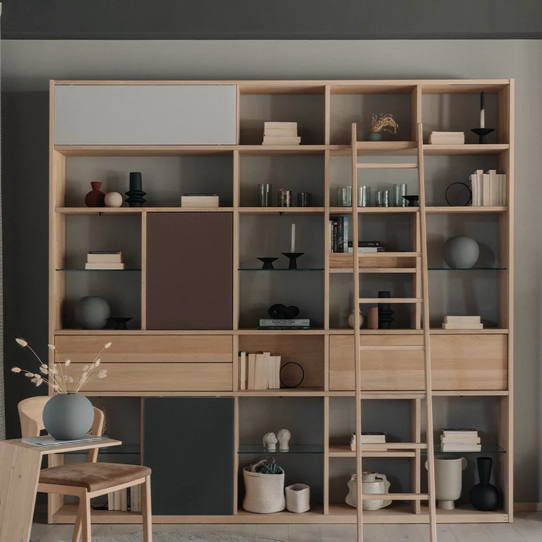 cubus Regal aus Eiche Weißöl mit diversen Frontvarianten stilvolles cubus Regal aus Vollholz Eiche Weißöl mit diversen Frontvarianten und Glasfächer passend mit dem sidekick Beistelltisch und dem mylon Stuhl