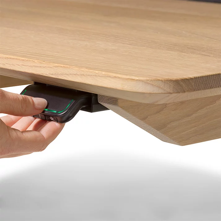 Bedienelement vom pisa Schreibtisch, Detailansicht pisa Schreibtisch höhenverstellbar aus Massivholz Eiche Weißöl mit durchdachten Bedienelement, Detailansicht