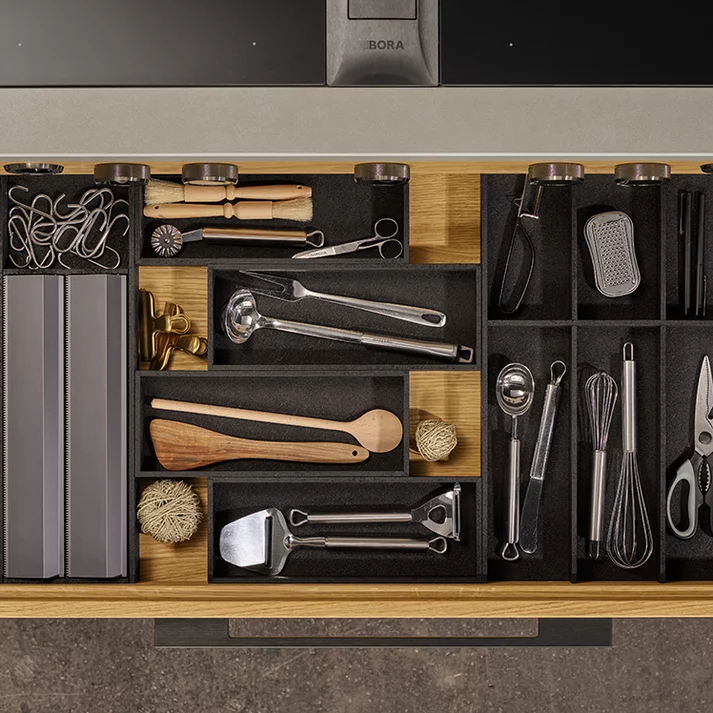 echt.zeit Küche mit Lade in Eiche massiv mit moderner Ladeneinteilung